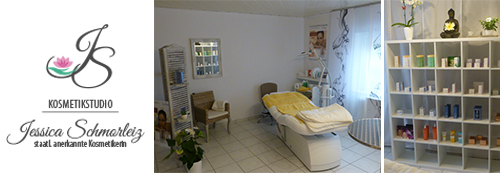 Eine jüngere und ältere Frau sitzen nebeneinander und lächeln in die Kamera